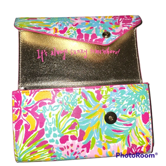 Lilly Pulitzer Accessories - Lilly Pulitzer sunglass case in Spot Ya print